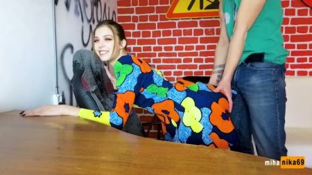 Задрала платье чтобы не терять время и отдалась