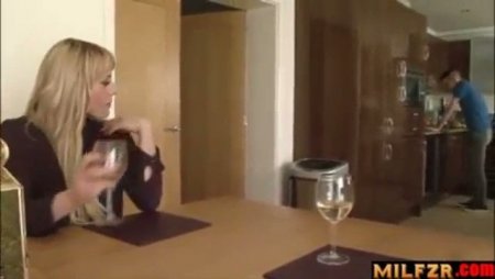 Пьяная мать заставляет сына заниматься с ней сексом