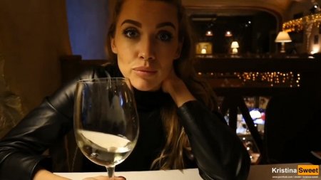 Красотка опьянела и позвала ухажера в туалет для минета