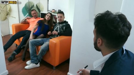 Русскую шалаву поимели всем офисом