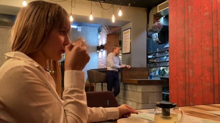 Высокая телка дала стоя в сортире незнакомцу