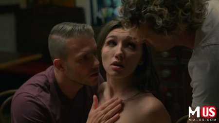 Деваха дала двум барменам после работы